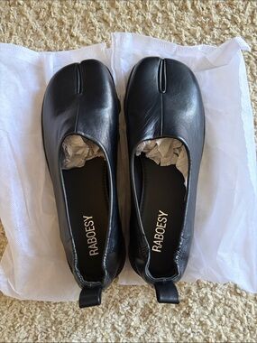 RABOESY Black Leather Split-Toe Flats